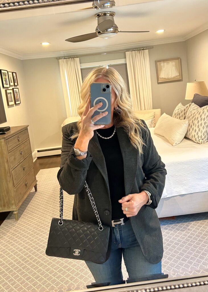 WOMAN WEARING BLAZER AND JEANS OUTFIT WITH CHANEL BAG